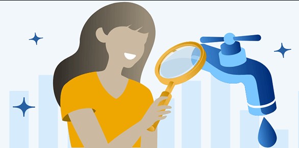 une femme regarde à la loupe l'eau qui coule de son robinet, sur fonds d'histogrammed