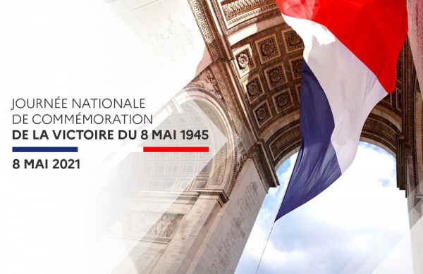 image officielle de la commémoration du 8 mai 2021 : le drapeau tricolore flotte sous les arcades de l'arc de triomphe à Paris